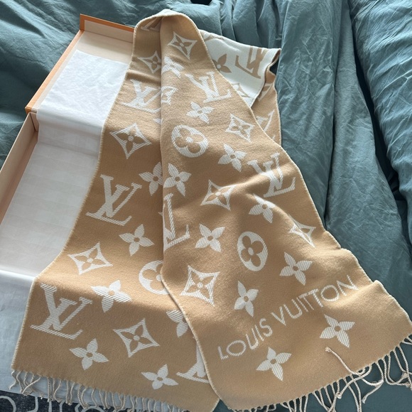 Brand new louis vuitton scarf - Picture 3 of 4
